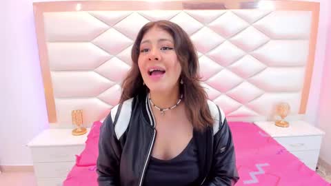 Snapshot of miaqueen021 chatting on February 25, 2025, 12:24 pm Sweetie Mia online show from February 25, 2025, 12:24 pm