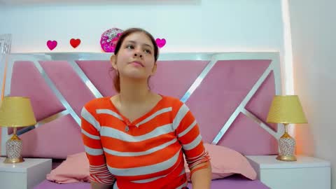 Snapshot of miaqueen021 chatting on September 22, 2025, 1:24 pm Sweetie Mia online show from September 22, 2025, 1:24 pm