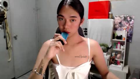 Mia online show from March 25, 2026, 3:40 pm