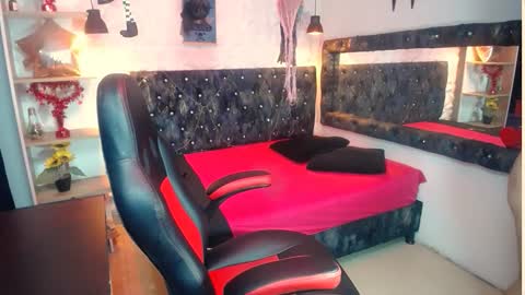 mia online show from October 6, 2025, 12:02 pm