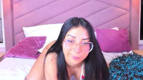 MiaWeiss online show from December 4, 2025, 9:01 pm