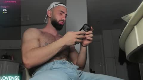 Snapshot of michaelevansx chatting on December 22, 2025, 10:18 pm MichaelEvansx online show from December 22, 2025, 10:18 pm