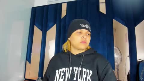 michell_rs online show from October 30, 2025, 4:14 am