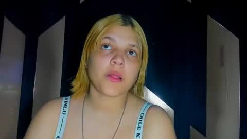 michell_rs online show from November 9, 2025, 2:21 am