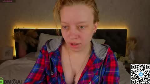 Snapshot of michelle_blond chatting on April 20, 2026, 12:57 am michelle_blond online show from April 20, 2026, 12:57 am
