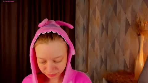 Snapshot of michelle_blond chatting on May 18, 2026, 1:02 am michelle_blond online show from May 18, 2026, 1:02 am