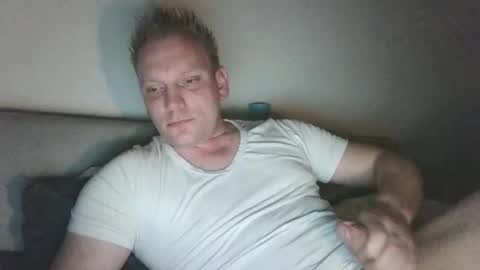 mickkxl online show from December 18, 2025, 8:59 pm