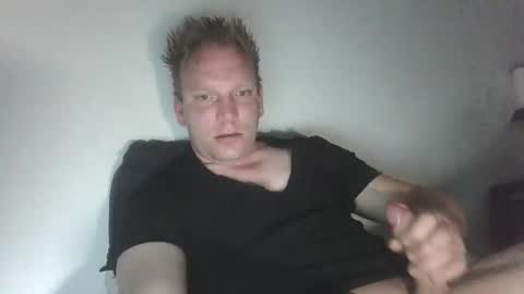 mickkxl online show from April 20, 2026, 9:56 am