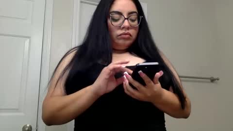 Snapshot of midnightbruja111 chatting on October 26, 2025, 4:29 am midnightbruja111 online show from October 26, 2025, 4:29 am