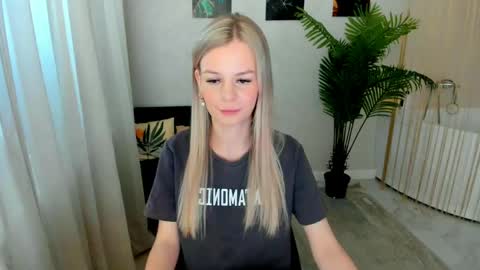 Snapshot of midnighteaura chatting on May 6, 2026, 12:32 pm midnighteaura online show from May 6, 2026, 12:32 pm