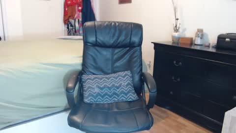 Snapshot of midsummernightsdream chatting on December 23, 2024, 6:58 pm MidsummerNightsDream online show from December 23, 2024, 6:58 pm