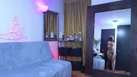 Snapshot of mightylaura chatting on June 11, 2026, 10:52 pm Laura online show from June 11, 2026, 10:52 pm