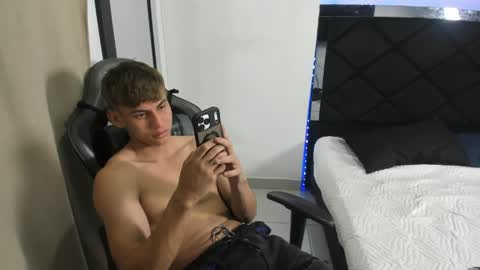 Snapshot of miguel_hz chatting on April 28, 2026, 11:43 pm Miguel Hernandez online show from April 28, 2026, 11:43 pm