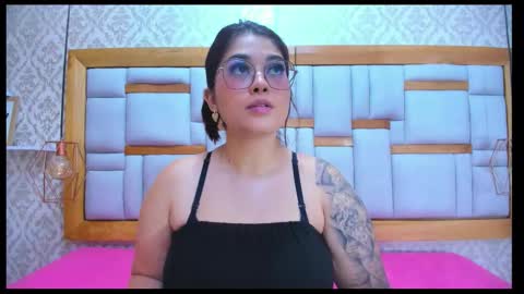 Mia  online show from November 2, 2025, 12:07 pm