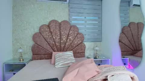 Mia  online show from December 15, 2025, 11:58 am