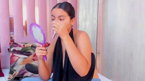 Mia  online show from September 21, 2025, 9:44 am