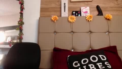 Snapshot of miia_spencer_ chatting on November 12, 2025, 6:52 pm miia online show from November 12, 2025, 6:52 pm