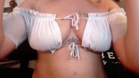 Snapshot of miia_spencer_ chatting on November 28, 2025, 8:50 am miia online show from November 28, 2025, 8:50 am