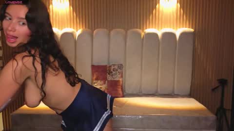 Snapshot of miiaa_evans1 chatting on December 19, 2025, 7:43 pm miiaa_evans1 online show from December 19, 2025, 7:43 pm