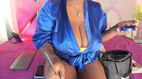 Mia collins online show from November 5, 2025, 3:56 pm