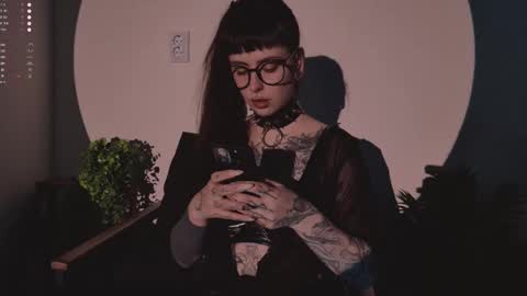 mika_moon_ online show from December 2, 2025, 6:03 pm