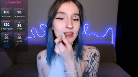 Snapshot of mika_reid chatting on November 15, 2025, 12:13 pm Mika online show from November 15, 2025, 12:13 pm