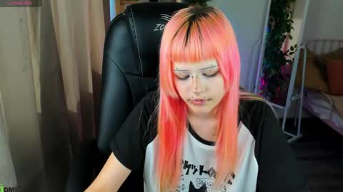 Snapshot of mika_vatashi chatting on April 26, 2026, 8:45 am Mika online show from April 26, 2026, 8:45 am