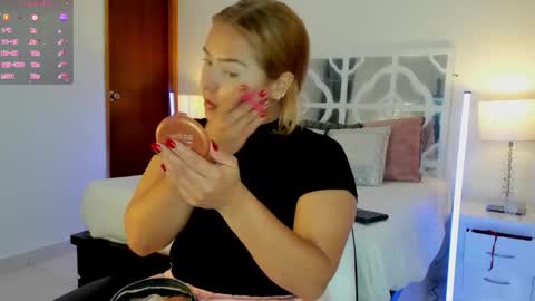 Snapshot of mikaelastonne chatting on December 19, 2025, 10:55 am Mikaela blondie bigass online show from December 19, 2025, 10:55 am