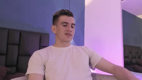 Snapshot of mikaelslow chatting on February 25, 2026, 4:33 am mikael online show from February 25, 2026, 4:33 am