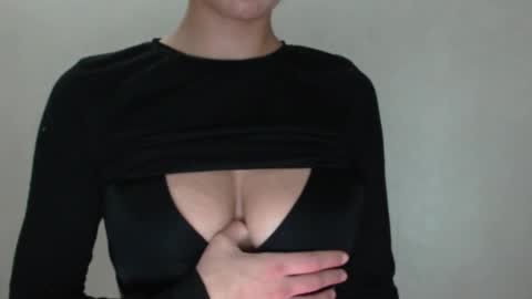 Snapshot of mikahdos chatting on March 12, 2025, 11:01 pm SORAYA online show from March 12, 2025, 11:01 pm