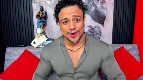 Snapshot of mike_estevess chatting on December 15, 2025, 3:44 am online show from December 15, 2025, 3:44 am