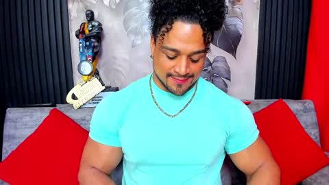 Snapshot of mike_estevess chatting on December 18, 2025, 7:36 am online show from December 18, 2025, 7:36 am