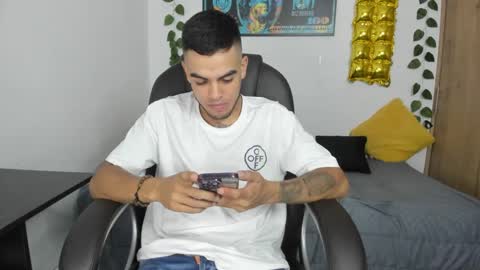 Snapshot of mikee_scooth chatting on December 5, 2024, 8:33 pm mikee_scooth online show from December 5, 2024, 8:33 pm