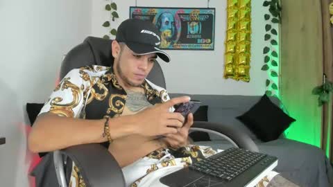 Snapshot of mikee_scooth chatting on December 16, 2024, 12:49 pm mikee_scooth online show from December 16, 2024, 12:49 pm