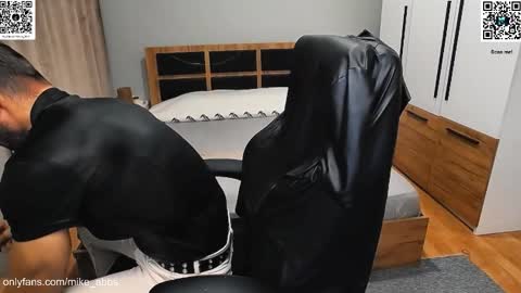 Snapshot of mikestrip chatting on November 7, 2025, 2:28 pm Mike online show from November 7, 2025, 2:28 pm