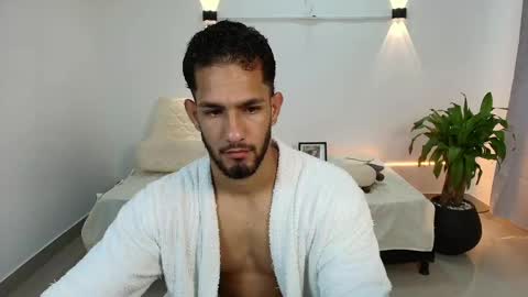 Snapshot of mikethomson01 chatting on May 27, 2026, 12:29 am Mike online show from May 27, 2026, 12:29 am