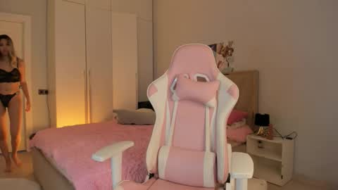 miko_moonn online show from October 8, 2025, 4:21 am