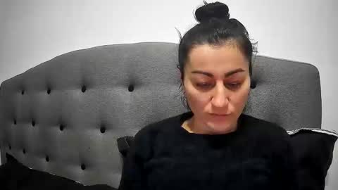 Mikyloveu online show from December 22, 2025, 4:37 pm