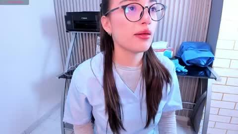 mila_cute2_ online show from May 6, 2026, 6:35 pm