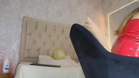 Snapshot of mila_smirnovavk chatting on May 2, 2026, 4:17 am MILA online show from May 2, 2026, 4:17 am