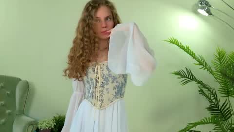 Snapshot of mila_stain chatting on May 7, 2026, 5:24 am Mila online show from May 7, 2026, 5:24 am