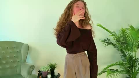 Snapshot of mila_stain chatting on May 12, 2026, 8:44 am Mila online show from May 12, 2026, 8:44 am