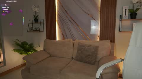 milacrave online show from November 11, 2025, 11:43 am