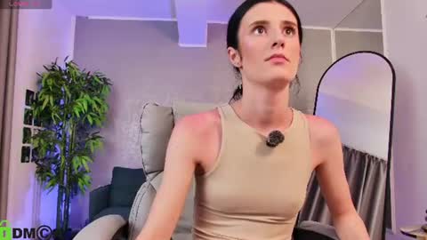 Snapshot of milahoneyy chatting on June 19, 2026, 7:17 pm MH online show from June 19, 2026, 7:17 pm