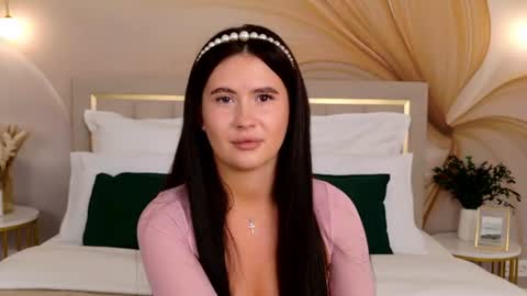 milaleoneli online show from June 13, 2026, 4:27 pm