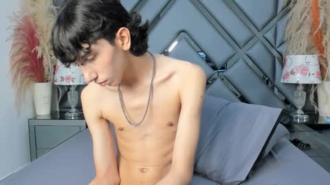 milan_lewiss online show from November 15, 2025, 1:18 pm