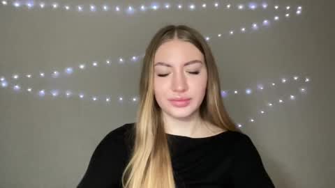 Milana online show from December 5, 2024, 7:49 pm