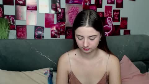 milanaroz online show from October 17, 2025, 4:59 am