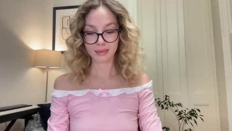 Mila online show from October 21, 2025, 4:08 pm