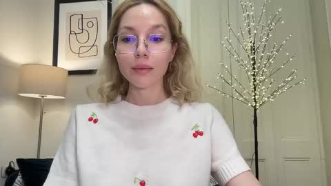 Mila online show from December 17, 2025, 3:29 pm